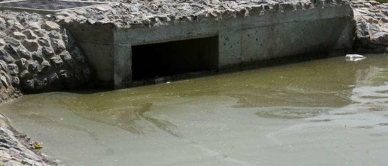 El estanque de La Felguera en el que se acumuló basura, poco después de llenarse.