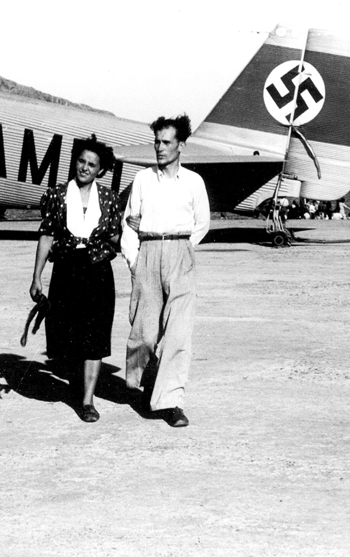 Walter Jablonowski y su esposa en el aeropuerto de Gran Canaria ante un avión con la esvástica nazi.