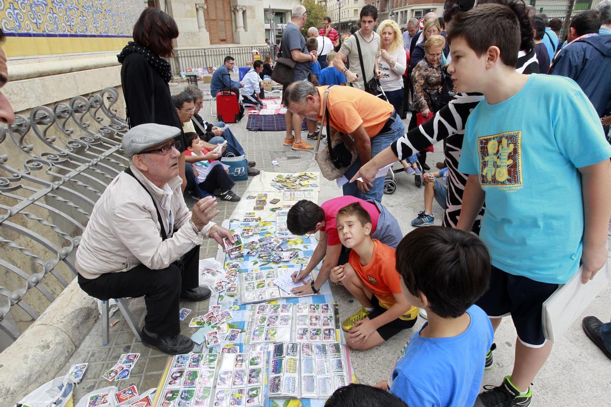 Un intercambio de cromos en una plaza de València