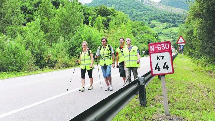 Los miembros de la marcha de «Asturias por África», a la altura de la localidad mierense de Baíña.