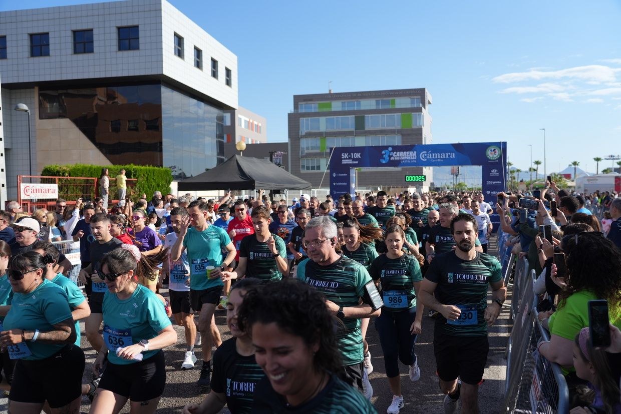 Búscate en las fotos de la Carrera de las Empresas en Castellón