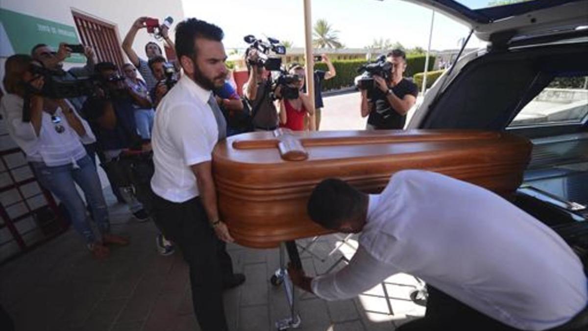 FUNERALArriba a la izquierda, Manuel Luis Blesa, hermano de Miguel. Abajo, Fermín Gallardo, amigo del difunto. A la derecha, traslado del féretro.