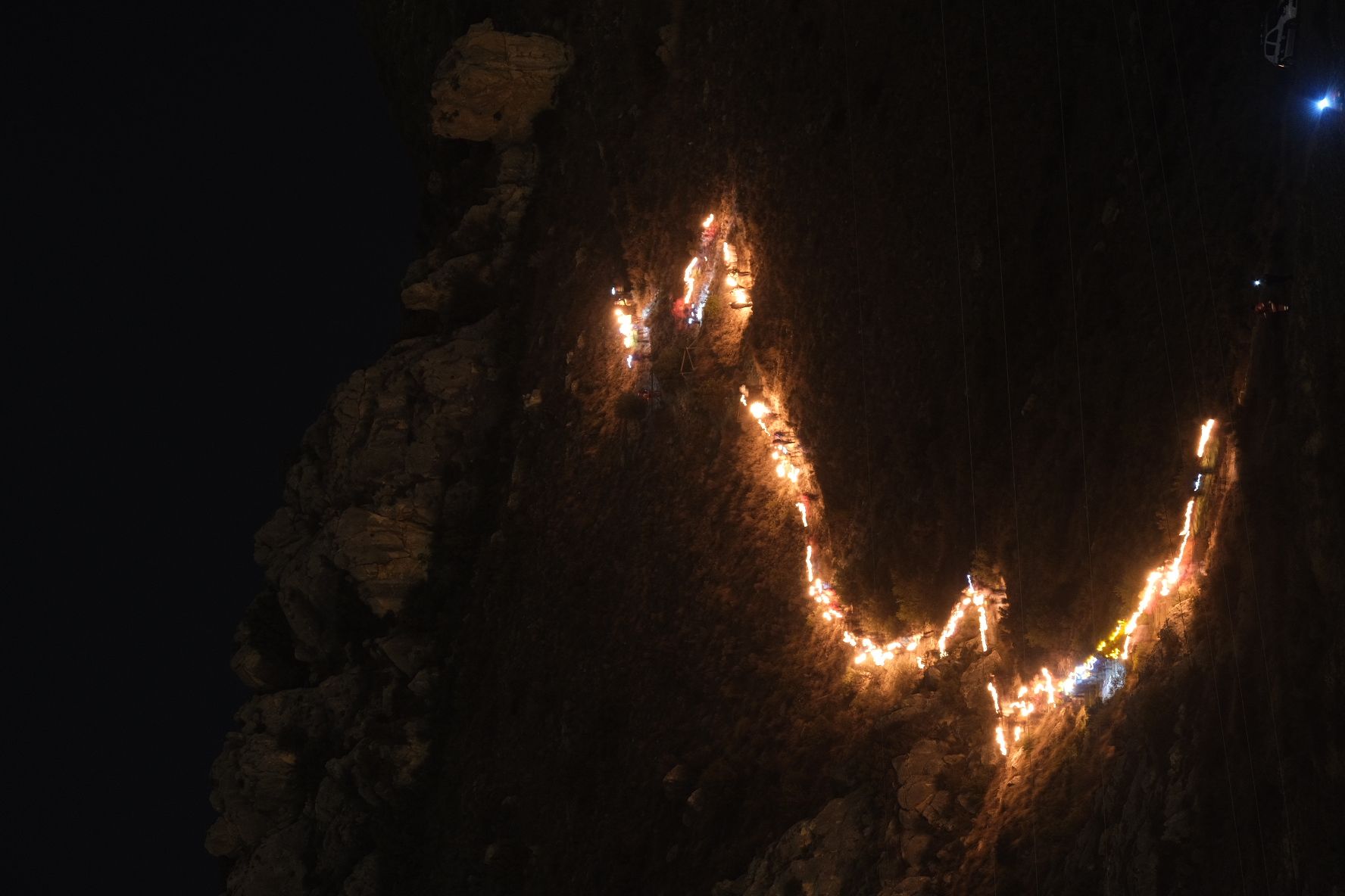 Bajada de antorchas del monte Bolón de Elda en la noche de Reyes