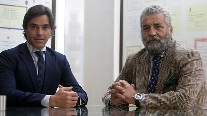 Los abogados Santiago de la Vega y Juan Enrique Serrano en el despacho de Alicante de Serrano&Asociados