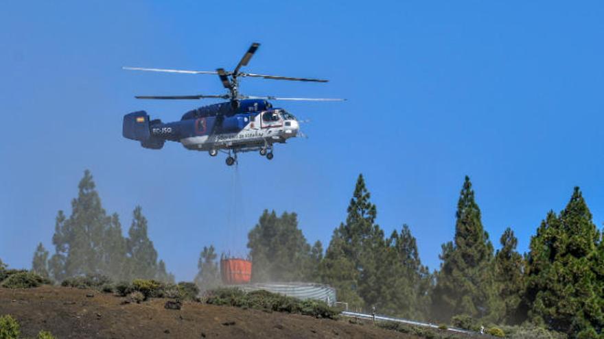 Un helicóptero contraincendios recoge agua en Gáldar, Gran Canaria.
 Los 13 helicópteros y un avión que posee Canarias para luchar contra el fuego.