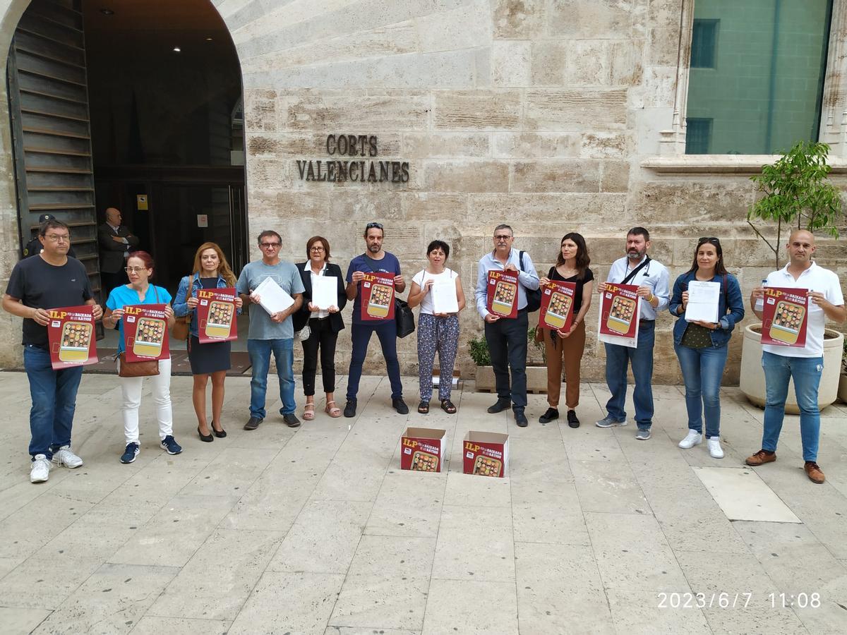 Representantes del sindicato Stepv en la presentación de las firmas en Las Corts.