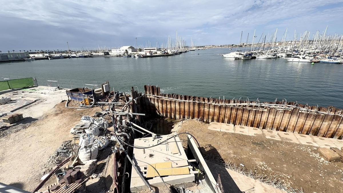 Bombeo a la bahía de las aguas que entran a la zona de remodelación del entorno del Muelle Mínguez