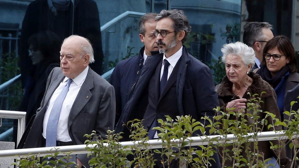 El expresidente Jordi Pujol y su esposa Marta Ferrusola a la salida de la Audiencia Nacional tras declarar como investigados el 10 de febrero de 2016