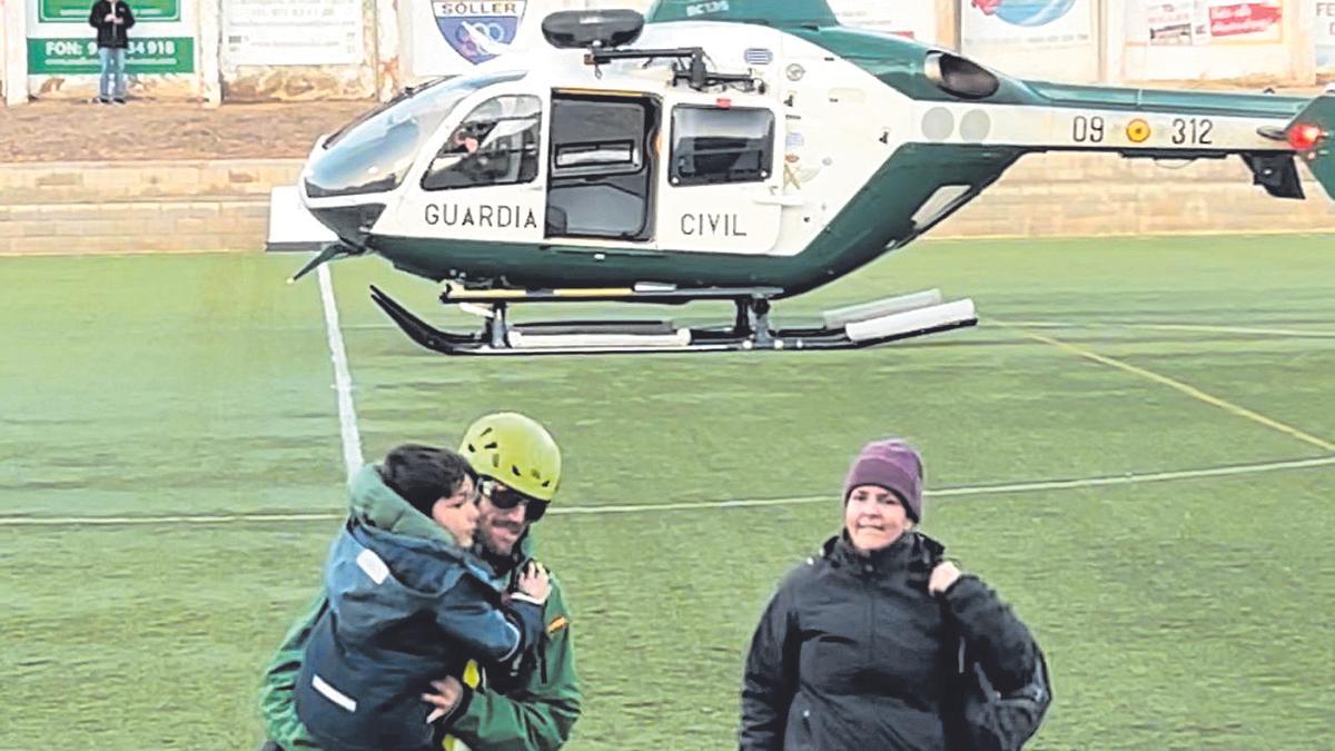 Los atrapados en el refugio de Cúber fueron finalmente evacuados en un helicóptero que interrumpió un partido en Sóller.