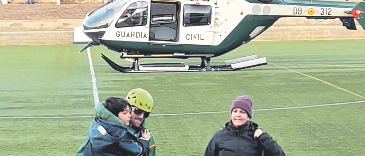 Los atrapados en el refugio de Cúber fueron finalmente evacuados en un helicóptero que interrumpió un partido en Sóller.