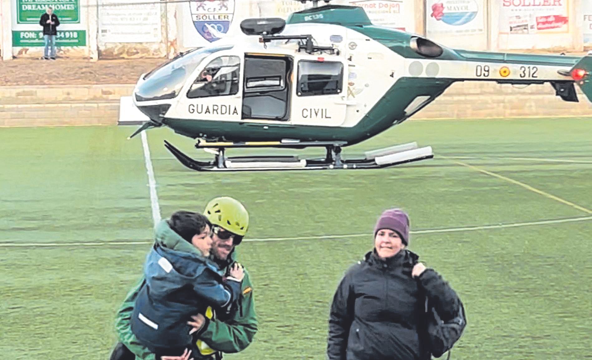 Los atrapados en el refugio de Cúber fueron finalmente evacuados en un helicóptero que interrumpió un partido en Sóller.