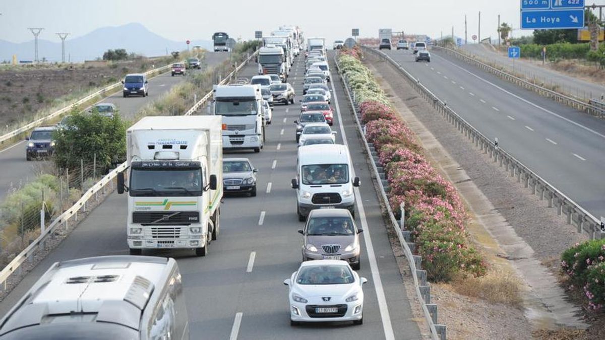 Camiones a su paso por la A-7 a la altura del término municipal de Lorca.