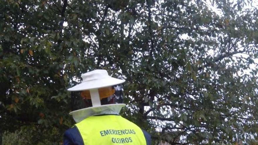 Un miembro de Emergencias, ayer con el traje experimental en Nós.