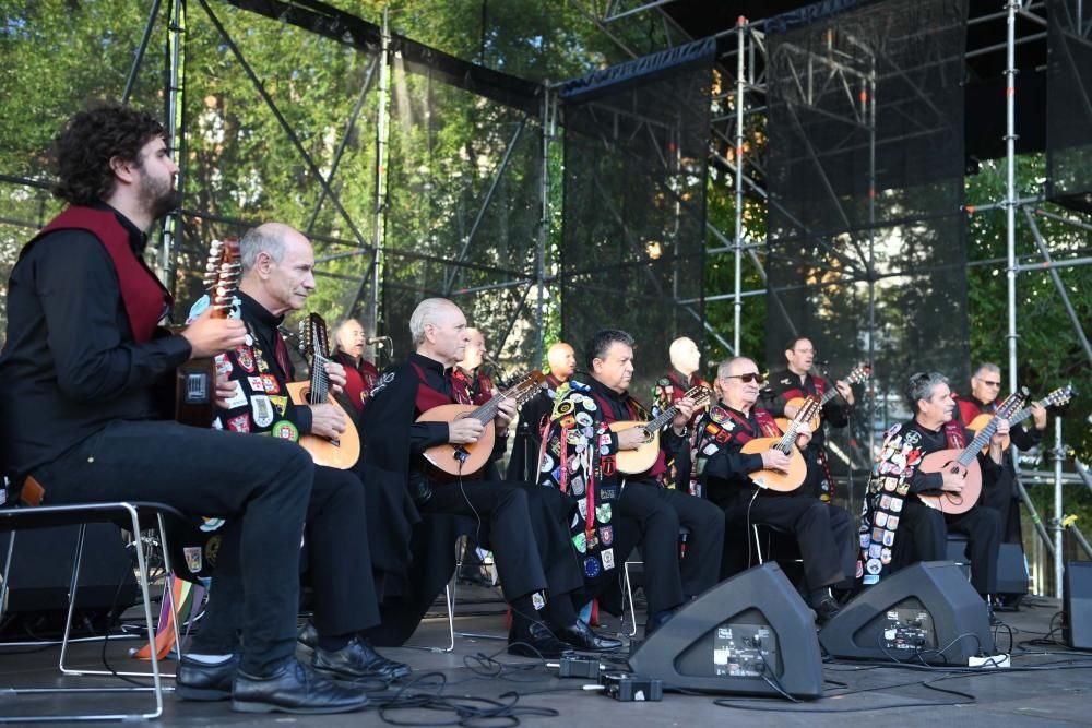 El portavoz municipal, José Manuel Lage Tuñas, fue el encargado de dar el pregón en una jornada con la música de La Tuna de Veteranos.