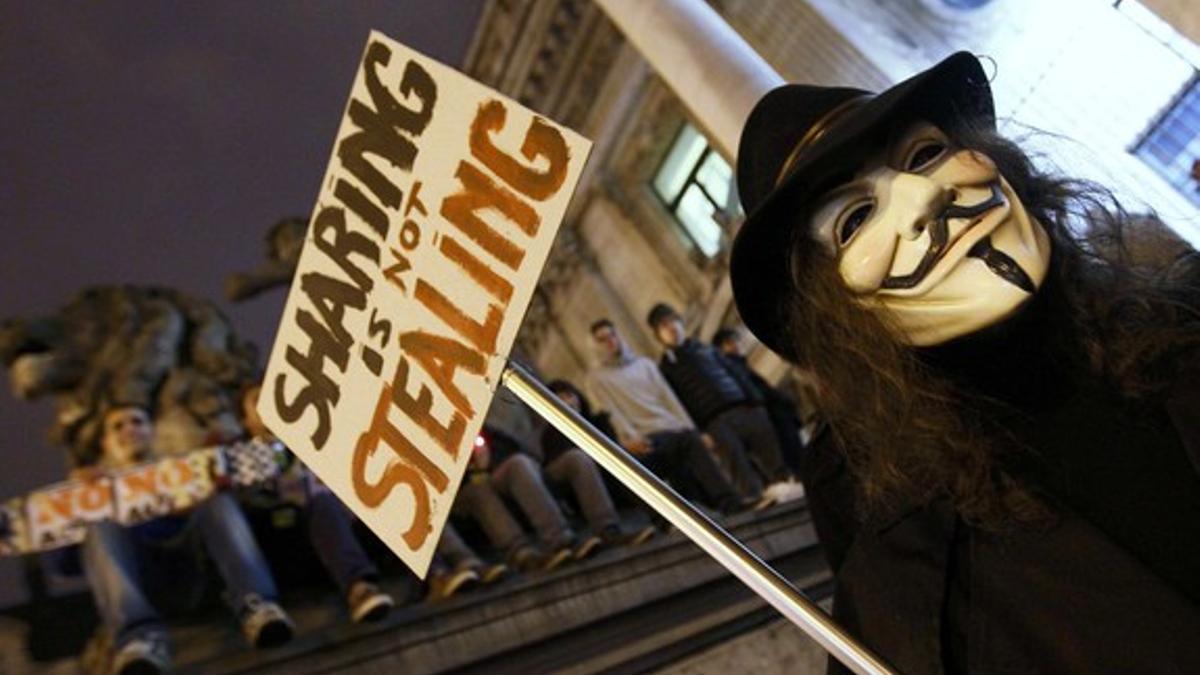 Un miembro de Anonymous se amnifiesta en Bruselas