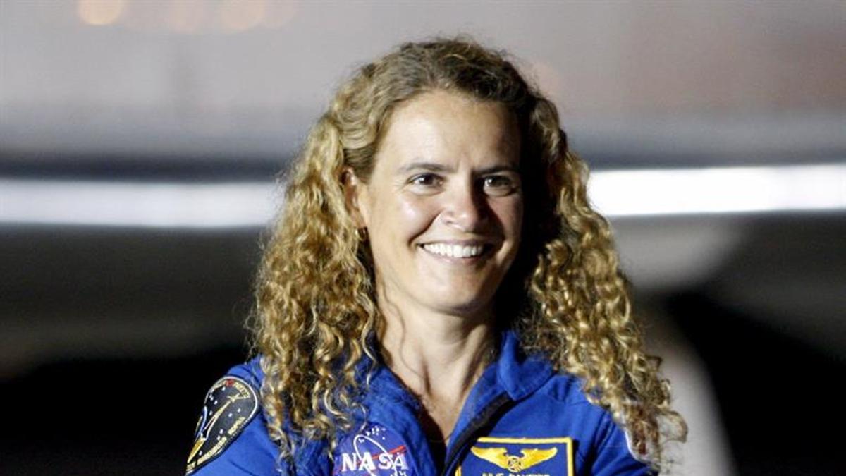 Fotografía de archivo del 9 de junio de 2009 que muestra a Julie Payette en Cabo Cañaveral.