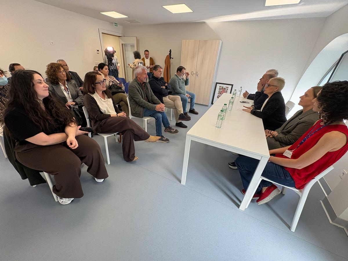 Concepción Saavedra, tercera por la derecha, en su reunión con alcaldes y concejales del valle del Nalón