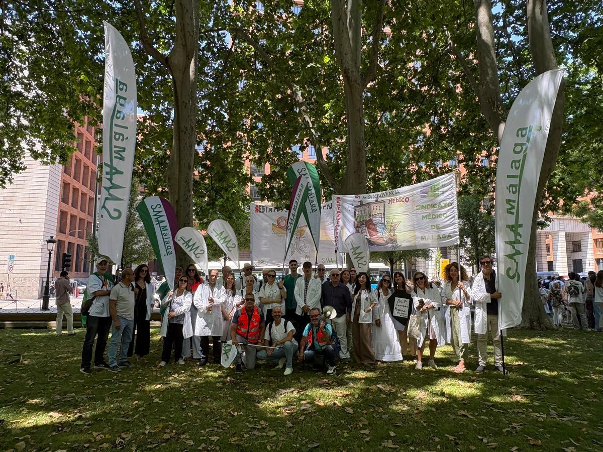 Cerca de un centenar de médicos de Málaga acuden a la manifestación de Madrid contra el Estatuto Marco.