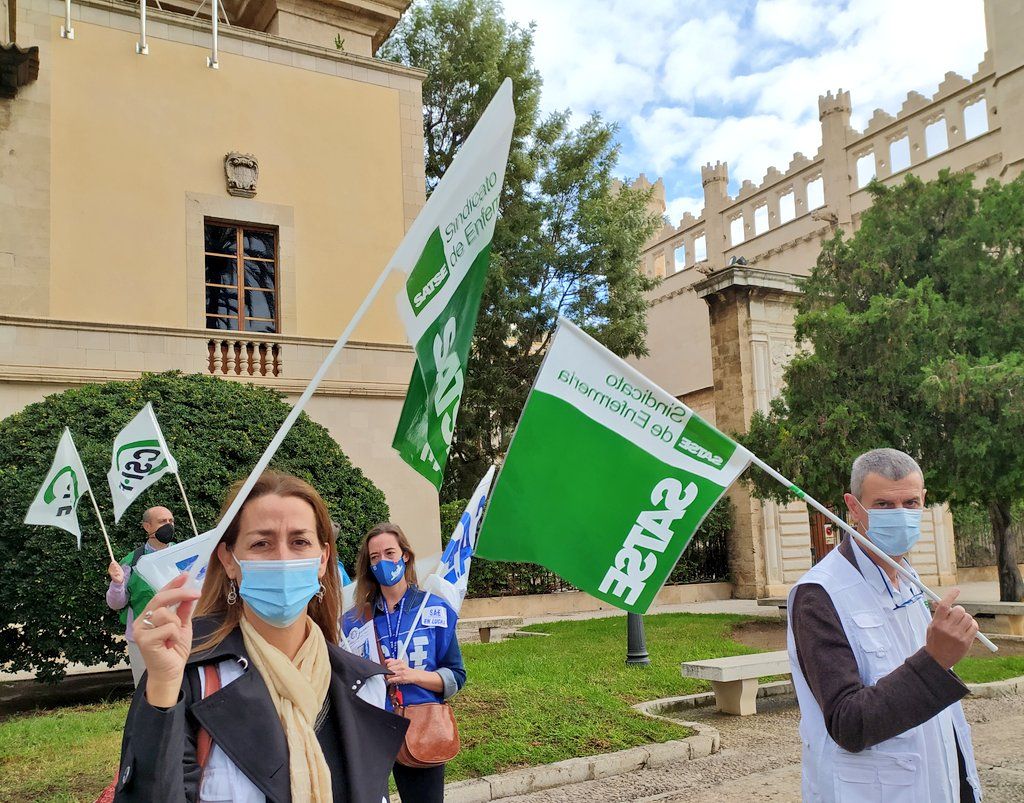 Manifestación frente al Consolat de Mar contra los recortes de sueldos a los funcionarios