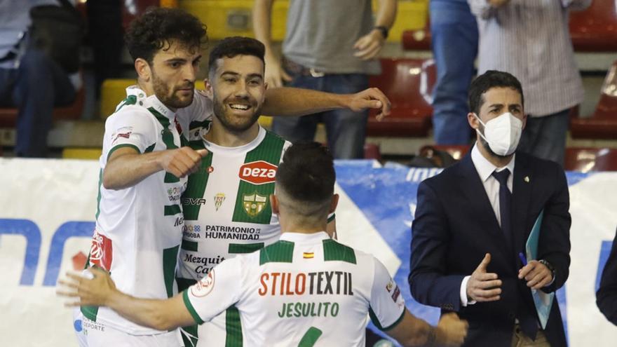 Saura, Zequi y Joselito, los máximos goleadores del Córdoba Futsal Patriminoio, celebran un gol.