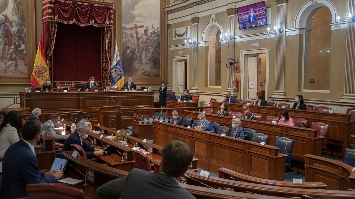 Archivo - Pleno del Parlamento de Canarias