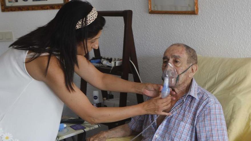 Un anciano se queda atrapado en su casa de Alzira al averiarse el ascensor por vandalismo