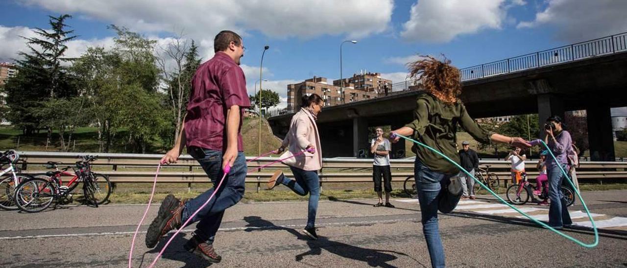 Los concejales Diego Valiño (PSOE), Covadonga Díaz (PP) y Cristina Pontón (IU) saltan a la comba en los talleres del bulevar de la &quot;Y&quot;.