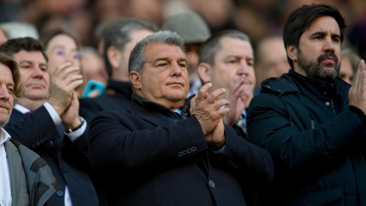 Laporta, en el palco del Camp Nou antes de iniciarse el Barça-Valencia.