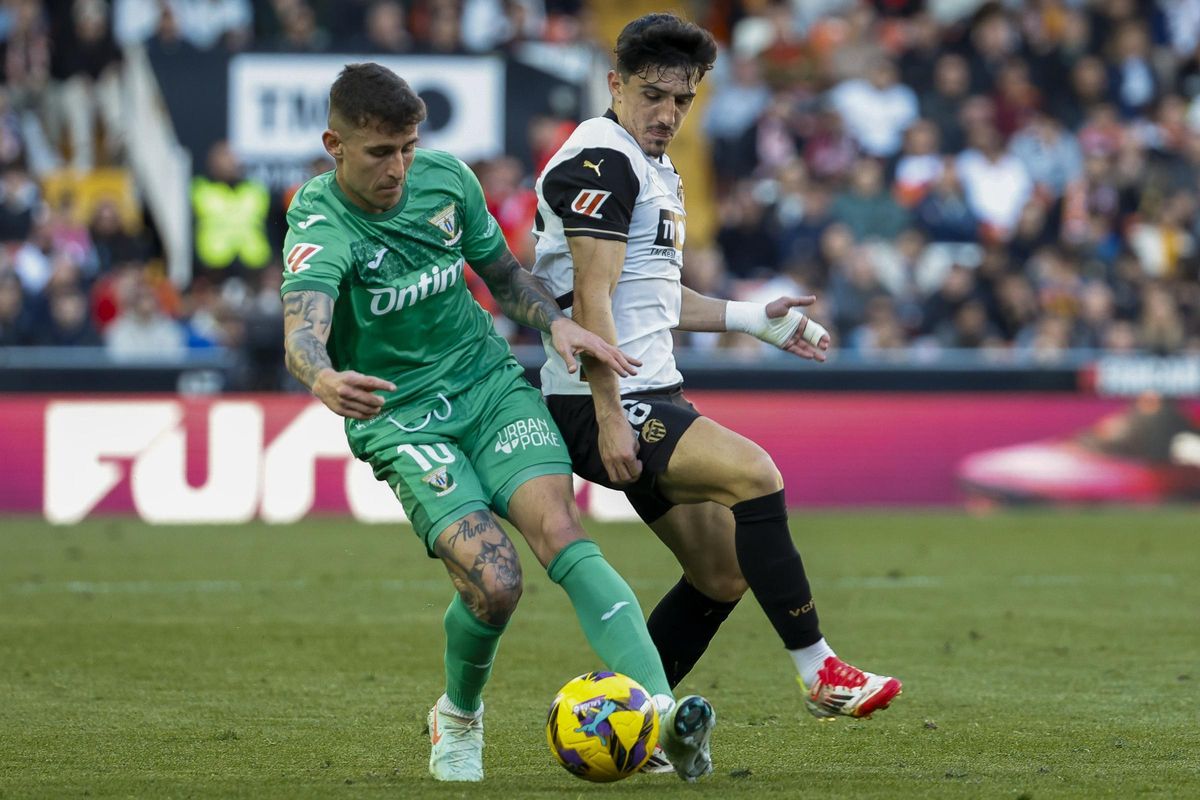 Dani Raba y Diego López, durante el Valencia - Leganés, en Mestalla