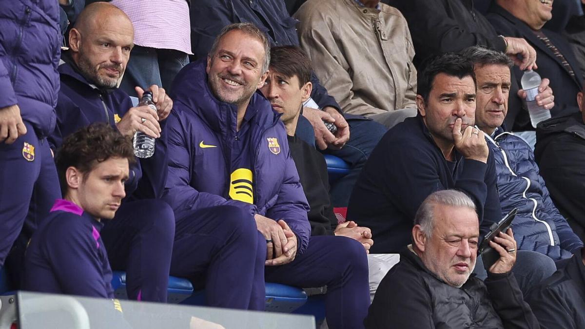Hansi Flick (centro, junto a Bojan Krkic Jr.) y Deco (derecha, sentado junto a Alexanko) en las gradas del estadio Johan Cruyff