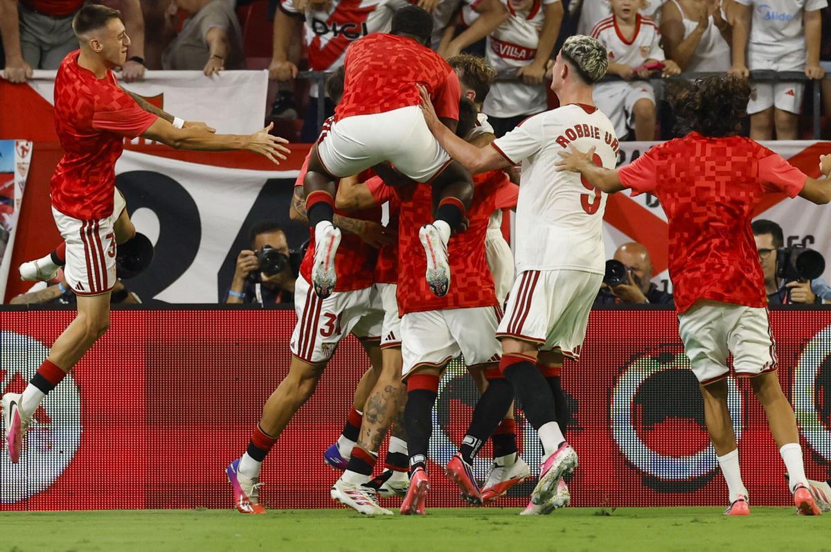 Peque celebra su gol con sus compañeros durante el partido de la primera jornada de LaLiga que Sevilla FC y Rayo Vallecano disputaron este sábado en el estadio Ramón Sánchez-Pizjuán