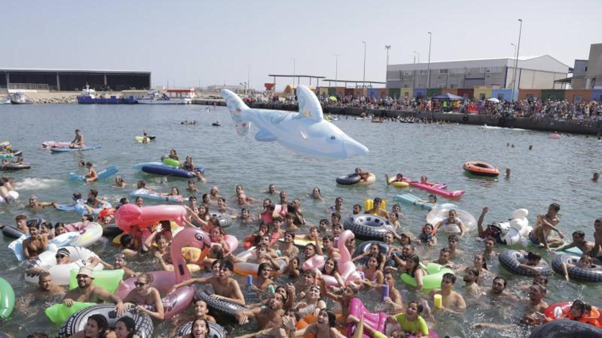 Un momento de las cucañas en el Port de Sagunt