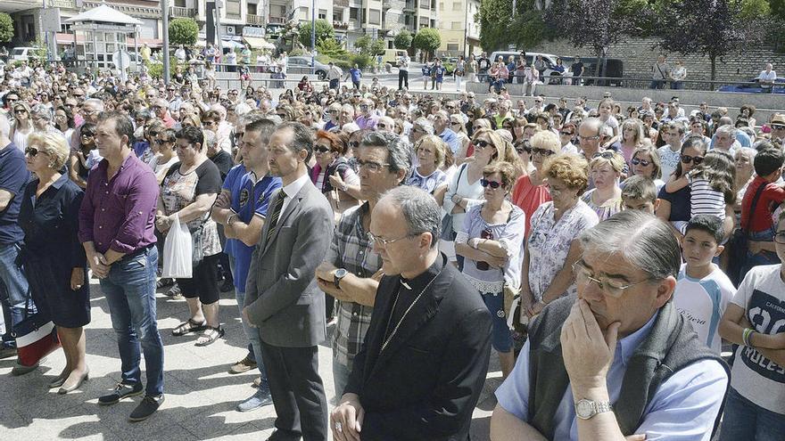 El obispo de Huesca, en la concentración de repulsa por el crimen en Sabiñánigo. // Efe