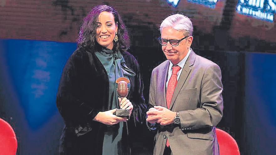 María Mendoza, coordinadora de la iniciativa, recogiendo el premio.