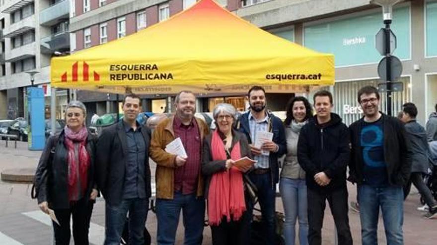 La parada a la ciutat de Girona amb els diferents càrrecs del partit.