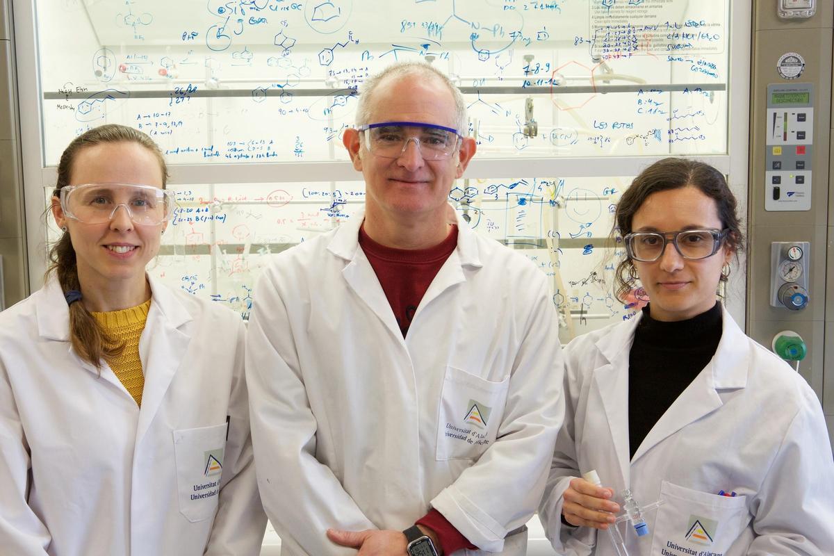 José Carlos González Gómez, investigador principal, en el centre, amb Irene Bosque, a l’esquerra, i Sara Cuadros, a la dreta