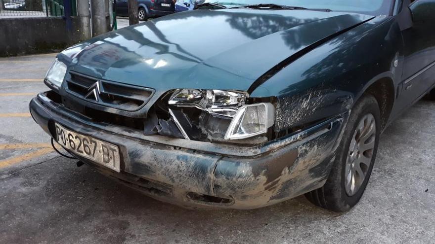 Estado en el que quedó el coche tras el impacto contra el jabalí.// G.N.