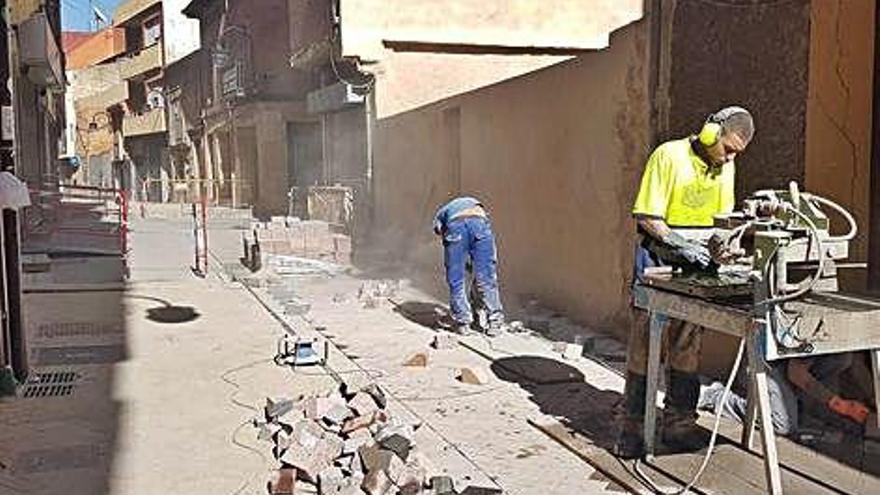 Operarios trabajando en la calle Herreros ayer. A. G.