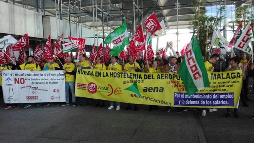 Un momento de las protestas, ayer en el aeropuerto.