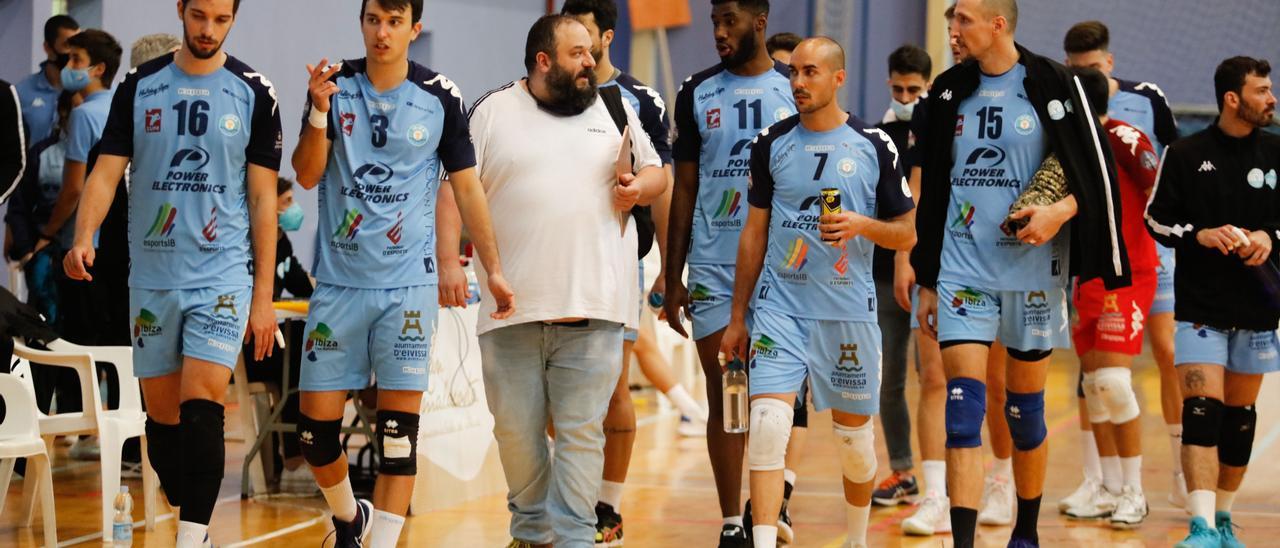 Los jugadores de la UD Ibiza y su entrenador