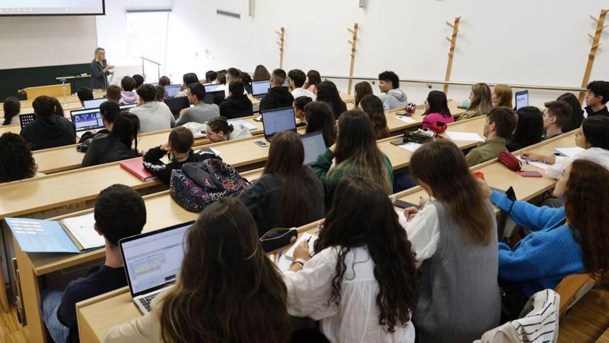 Un hogar con estudios superiores podría añadir hasta 200 euros anuales al sueldo de los hijos