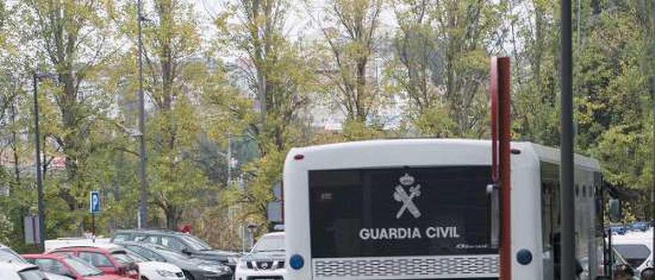 Familiares de los detenidos observan la llegada al juzgado. // B.L.