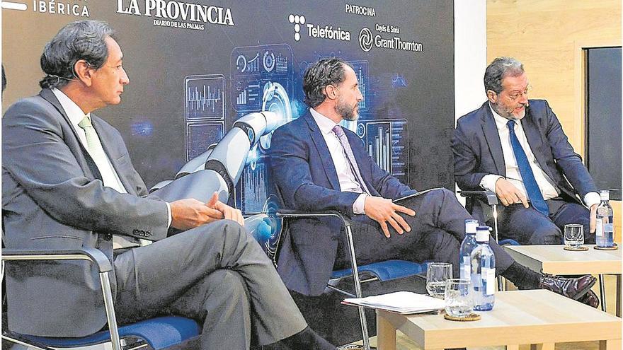 Desde la izda., Luis Padrón (Cámara de Comercio), Íñigo Florez (Grant Thornton) y Juan Flores (Telefónica).