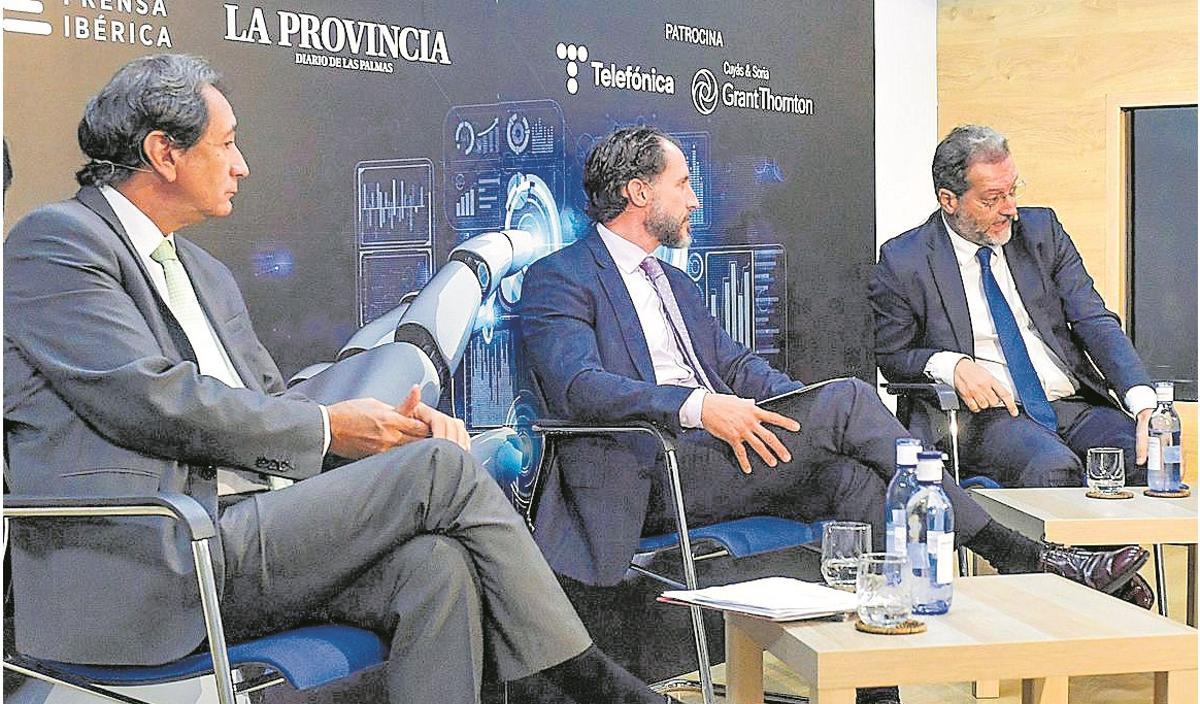 Desde la izda., Luis Padrón (Cámara de Comercio), Íñigo Florez (Grant Thornton) y Juan Flores (Telefónica).