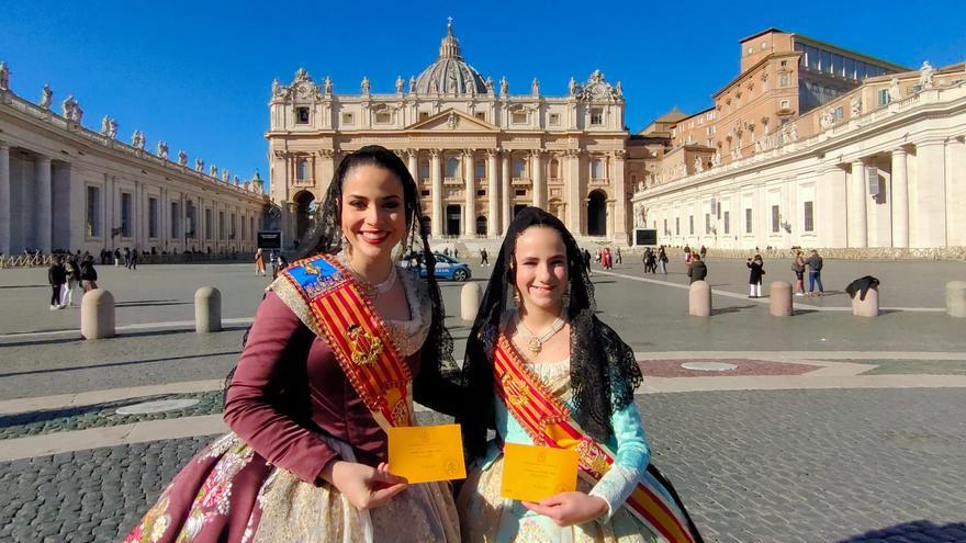 Las Falleras Mayores de València tras conocer al Papa Francisco