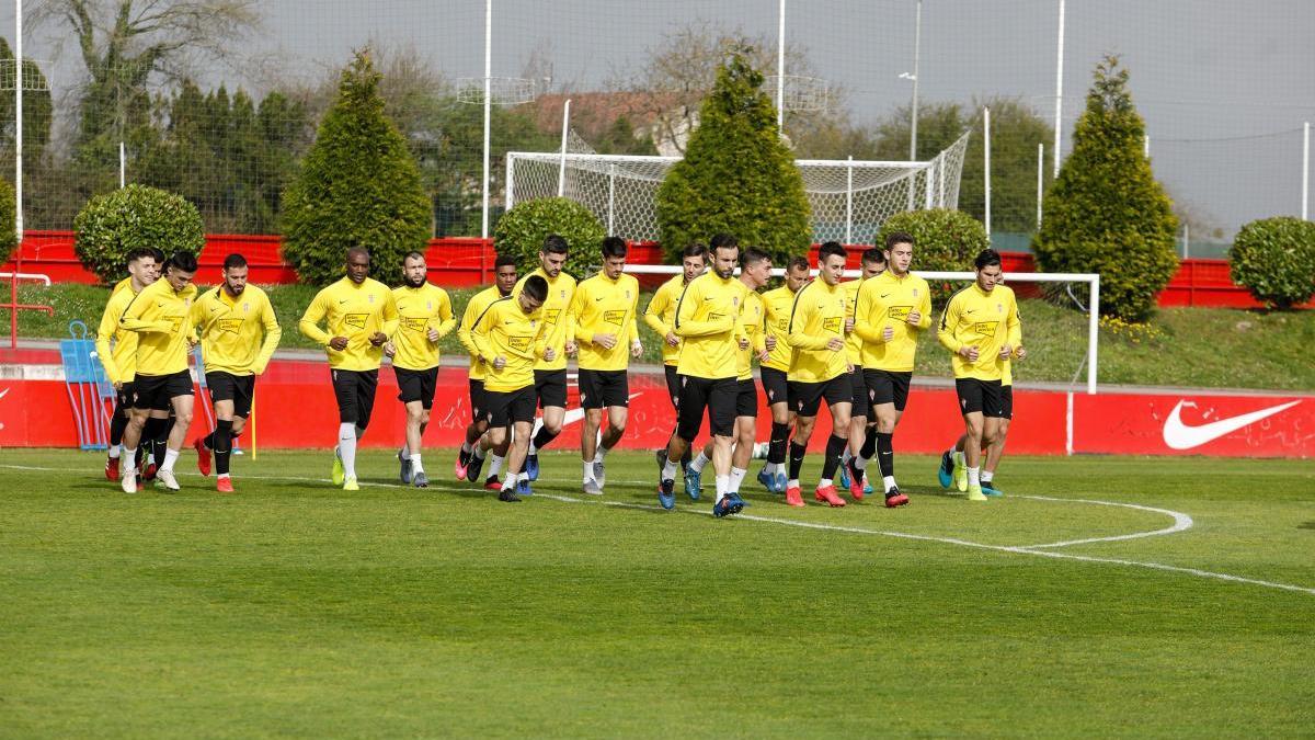 Los jugadores del Sporting, en un entrenamiento en Mareo.