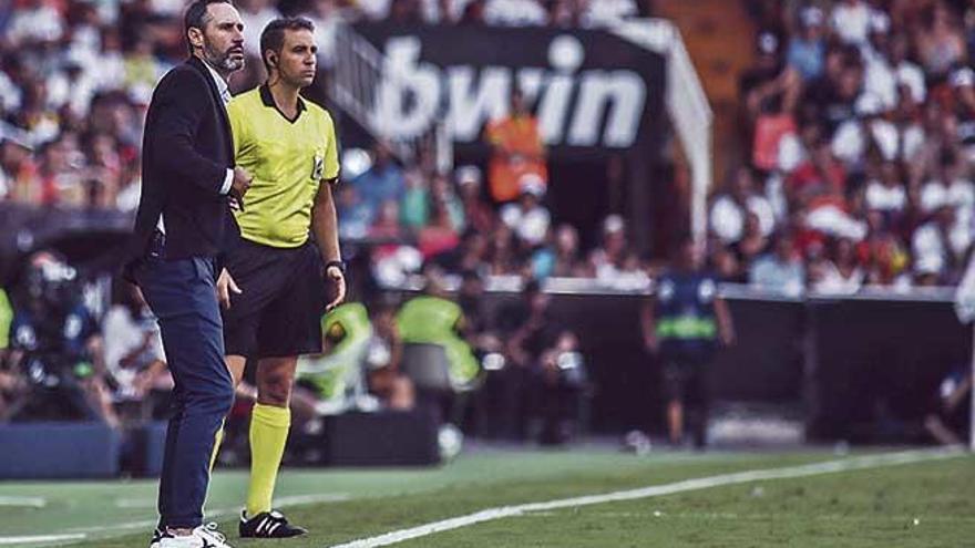 Moreno, junto al asistente, sigue las evoluciones de sus jugadores.