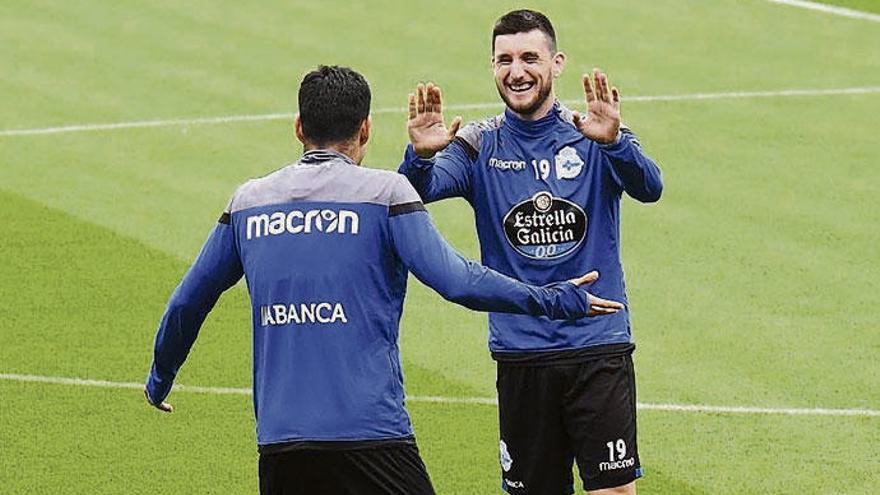 Borja Valle bromea con Juanfran durante el entrenamiento de ayer.