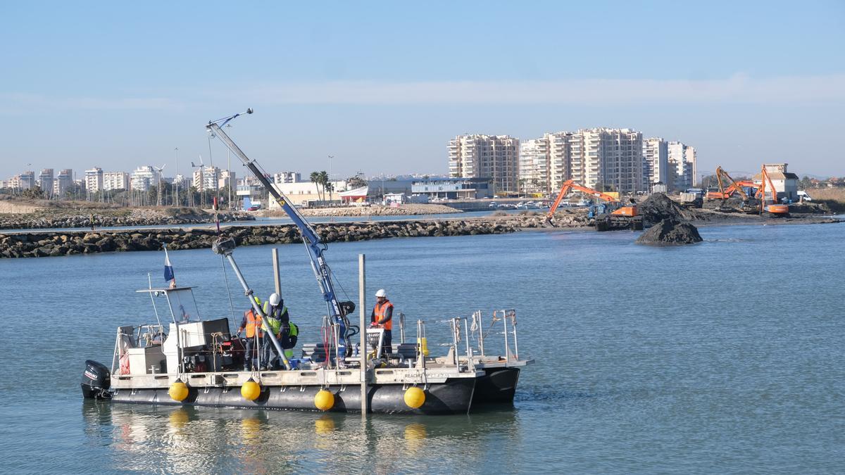 Toma de muestras de sedimentos para el proyecto de dragado de 180.000 metros cúbicos que realizará la Generalitat. En segundo plano el dragado de urgencia de la CHS