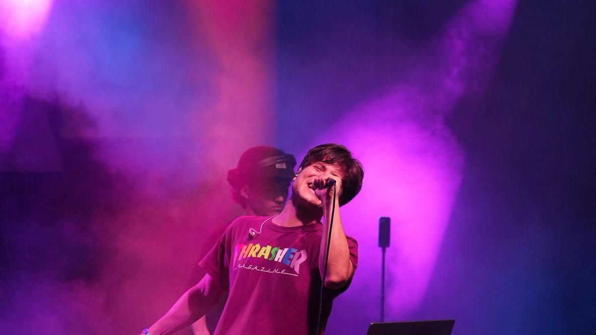 El cantante Teo Lucadamo cantando en la edición del MoboFest 2025